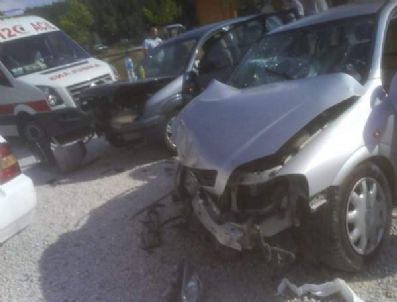 SADıKHACı - Beyşehir'de Trafik Kazaları: 13 Yaralı