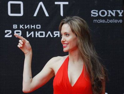 ANGELİNA JOLİE - Ruslar Kırmızılı Angelina Jolie'ye hayran kaldı