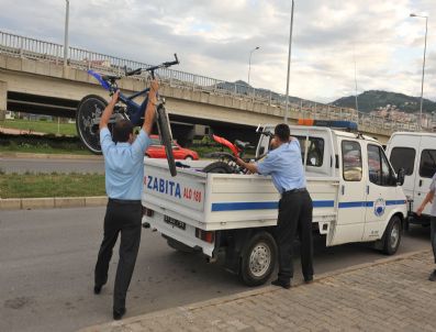 Yürüyüş Yolunda Bisiklet Kullananların Bisikletlerine El Konuldu