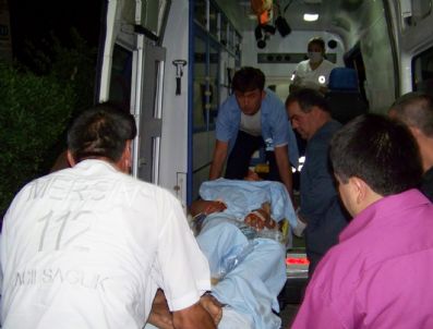 FATİH ÇİFTÇİ - Cami Avlusunda Bıçaklanan Genç Hastaneye Kaldırıldı