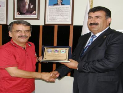 NIHAT ÇELIK - Erciş Devlet Hastanesi Başhekimi Op. Dr. Laçin Habibi'ye Anlamlı Plaket