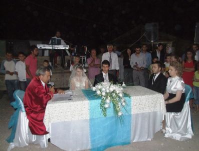 EMRAH YıLMAZ - Köy Meydanı'nda Kır Düğünü