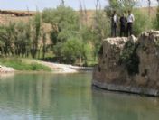 Serinlemek için girdiği çayda boğuldu