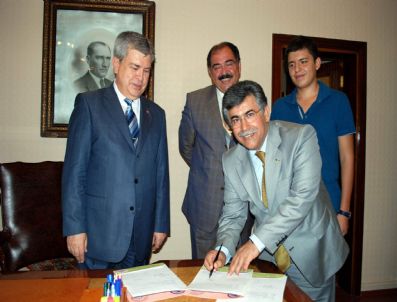 Eski Vekil Annesi Adına Okul Yaptırıyor