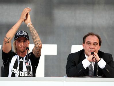 MARCA - Guti İnönü Stadında imza şov yaptı