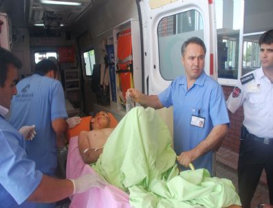 CUMA KÖSE - Kamyonet Köprüden Uçtu: 11 Yaralı