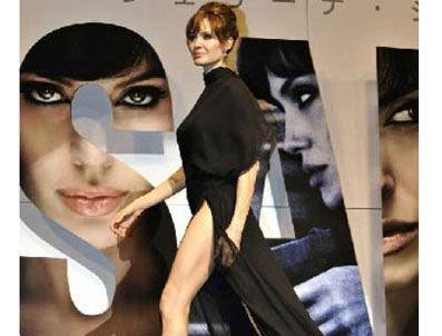 ANGELİNA JOLİE - Siyahlar içindeki Angelina Jolie yine büyüledi