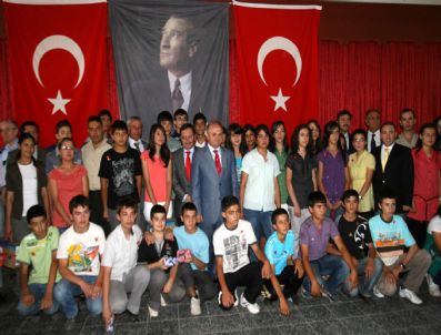 CAFER ŞAHIN - Vali Çakacak Eşme'de Başarılı Öğrencileri Ödüllendirdi