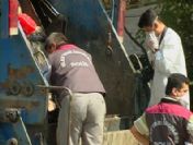 Çöp konteynırında kesilmiş ojeli bayan bacağı