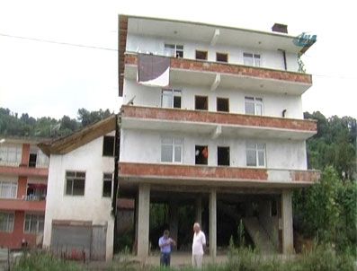 Laz inadı bir evi ikiye böldü