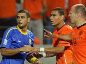 Brezilyalı Melo Hollandalı Robben'e yüklendi