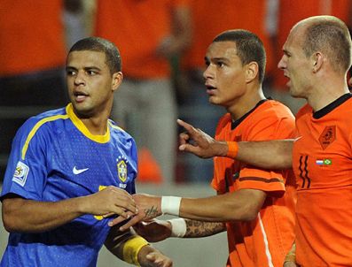 Brezilyalı Melo Hollandalı Robben'e yüklendi Haberi