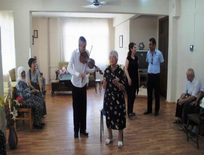 BIRGI - Kuşadası Huzurevi Sakinleri Ödemiş Huzurevinde Kalan Yaşlıları Ziyaret Etti