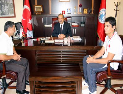 HAMZA YERLİKAYA - Dünya Gençler Serbest Güreş Şampiyonası İkincisi Taha Akgül Doğan Ürgüp'ü Ziyaret Etti