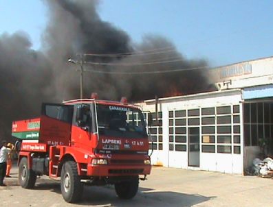 FAHRI MERAL - Lapseki'de Sanayi Sitesinde Yangın