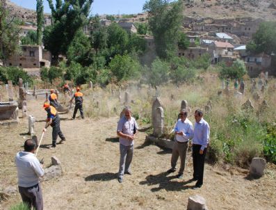 KıRANARDı - Mezarlık Alanlarında Temizlik Ve Bakım Çalışması Yapıyor