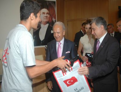 ALPER AKıNOĞLU - Müsabakalarda Dereceye Giren Sporculara Validen Hediye