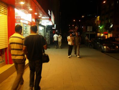 Sıcaktan Bunalan Vatandaş Akşam Gezmeyi Tercih Ediyor