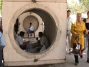 Sıcaktan bunalanlar soluğu drenaj kanalında aldı