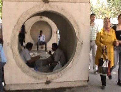 Sıcaktan bunalanlar soluğu drenaj kanalında aldı