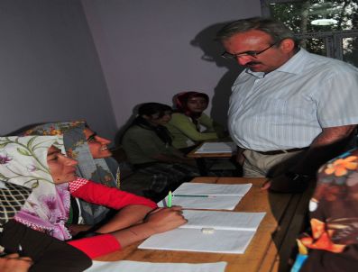 FERHAT KURTOĞLU - Vali Karaloğlu Bayanların Okuma Yazma Kursunda