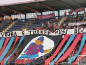 Viktoria Plzen-Beşiktaş maçında Çek taraftarların açtığı bir pankart dikkat çekti
