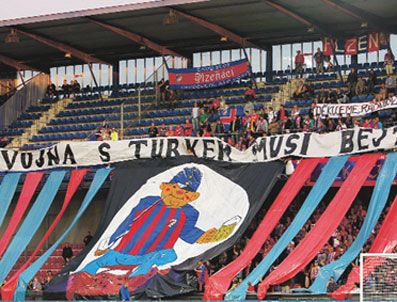 PRAG - Viktoria Plzen-Beşiktaş maçında Çek taraftarların açtığı bir pankart dikkat çekti