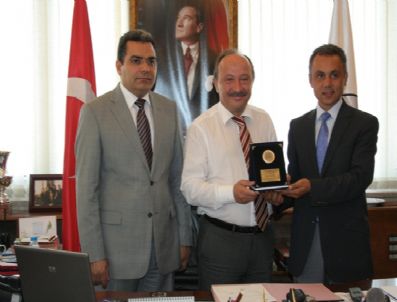 KARAELMAS ÜNİVERSİTESİ - Zonguldak Belediye Başkanı İsmail Eşref'e Teşekkür Plaketi