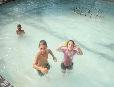 Çöl Sıçakları Yüzünden Çocuklar Süs Havuzlarında Serinledi
