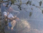 Evi yanan polisin çaresiz bekleyişi