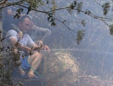 Evi yanan polisin çaresiz bekleyişi