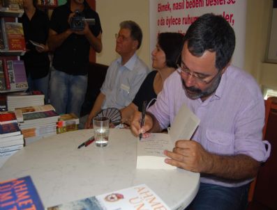 AHMET ÜMIT - Yazar Ahmet Ümit, Gaziantep'te Kitaplarını İmzaladı