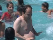 Baydemir çocuklarla havuza girdi
