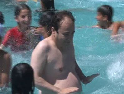 GEZIN - Baydemir çocuklarla havuza girdi