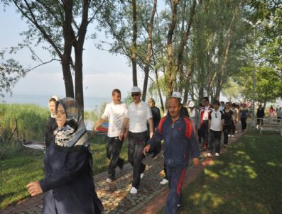 ŞÜKRÜ KARABALıK - Kartepeliler Sağlık İçin Yürüyor