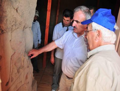 HALIL BERK - Vali Karaloğlu Ayanis Kalesi'ndeki Kazı Alanını İnceledi