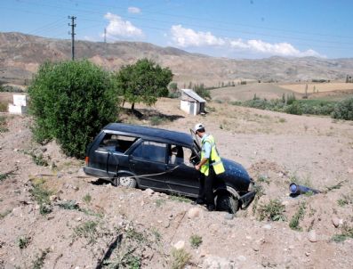 SIVAS CUMHURIYET ÜNIVERSITESI - Sağlık Bakanlığı'na Ait Otomobil Şarampole Düştü: 1 Yaralı