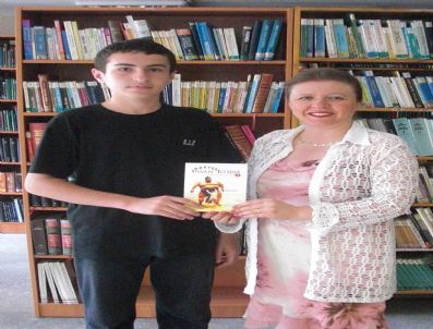 Tatilini Kitap Okuyarak Geçiriyor