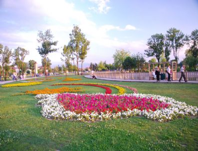 Büyükşehir Belediyesi Şehri Çiçeklerle Donattı