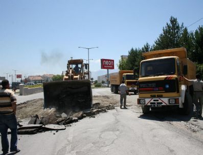 KAVAKYOLU - Erzincan Belediyesi'nden Yol Güzelleştirme Çalışması