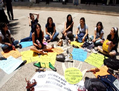 İzmir'de Ücretli Otobüs Çıplak Ayakla Protesto Edildi