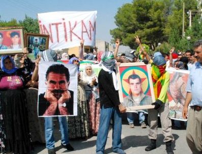 İBRAHIM AYHAN - Terörist cenazesinde PKK gösterisi