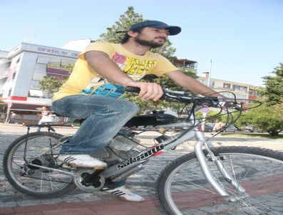 Bisikletine Taktığı Motorla Şehir Trafiğinden Kurtuldu