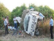 Plajdan dönen gençleri taşıyan kamyonet takla attı: 15 yaralı