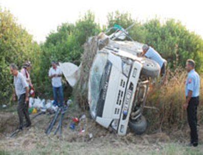 Plajdan dönen gençleri taşıyan kamyonet takla attı: 15 yaralı
