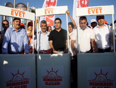 HAMZA YERLİKAYA - Ak Partili Vekillerden 'Evet' Standı