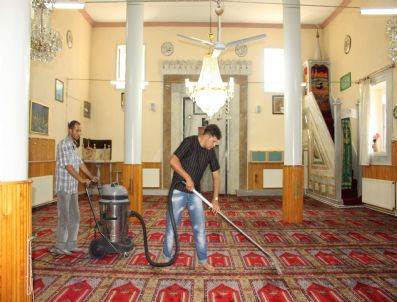 İKINCI BAHAR - Kayseri'de Camilerde Ramazan Temizliği