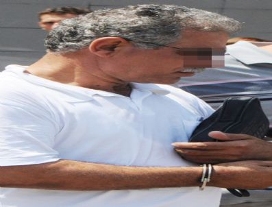 Kızının Arkadaşlarını 6 Yıl Boyunca Şantajla Taciz Etti