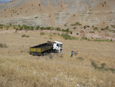 Kömür Yüklü Kamyon Şarampole Yuvarlandı