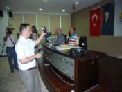 Meclis Toplantısında Gazeteci Protestosu